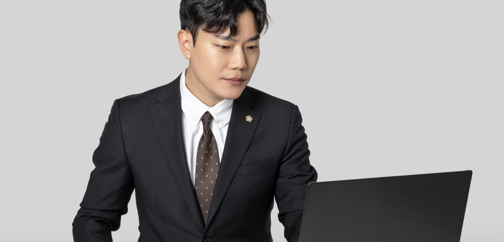 개인회생은 일정 소득이 있는 채무자가 일부를 갚고 나머지를 탕감받는 제도이고, 개인파산은 상환 능력이 전혀 없는 사람의 채무를 전액 면책하는 절차